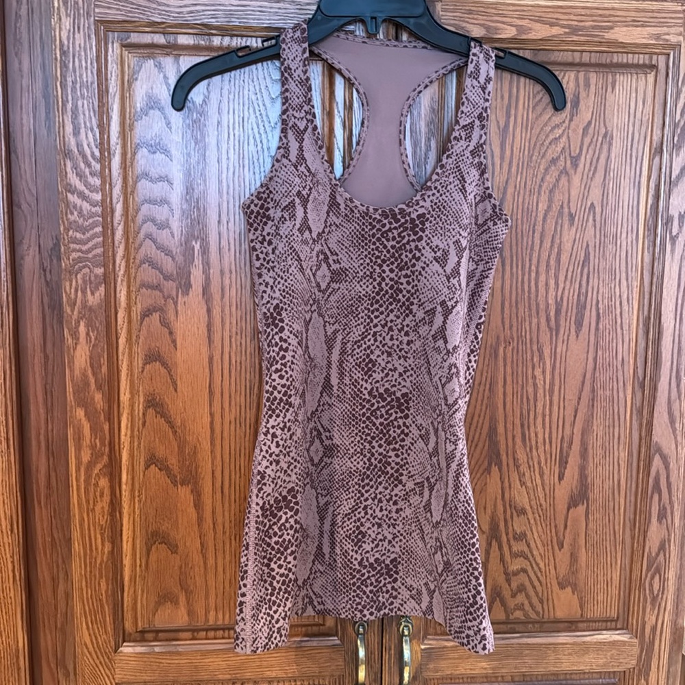 Lululemon tank. No tag. Fits like 2-4. Some stretch to garment. Used once
